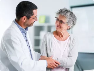 Renal Care Services - Doctor con paciente renal