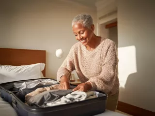 Renal Care Services - Paciente renal con maleta para viaje