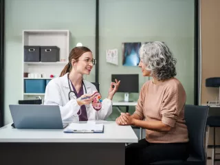 Renal Care Services - Doctora explicando tratamientos a paciente renal agudo