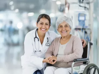 Renal Care Services - Doctora con paciente renal en hospital