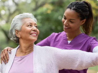 Renal Care Services - Doctora con paciente renal agudo en le parque
