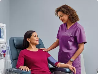 Renal Care Services - Doctora con mujer paciente renal crónico