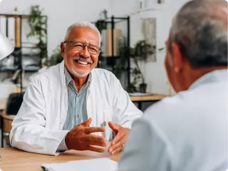 Renal Care Services - Doctor explicando portafolio integral de servicios a paciente