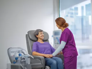 Renal Care Services - Especialista apoyando con tratamiento de hemodiálisis a paciente renal
