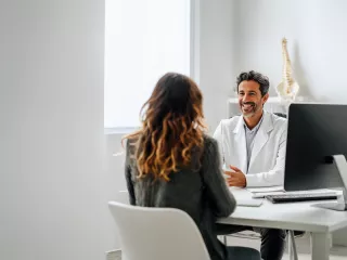 Renal Care Services - Doctor en consulta con paciente mujer