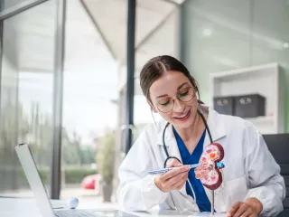 Renal Care Services - Doctora explicando tratamiento de nefrología especializada