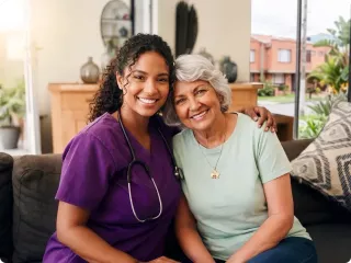 Renal Care Services - Doctora con paciente renal en un sofá