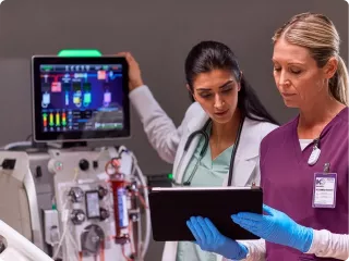 Renal Care Services - Doctoras realizando tratamiento de soporte renal especializado